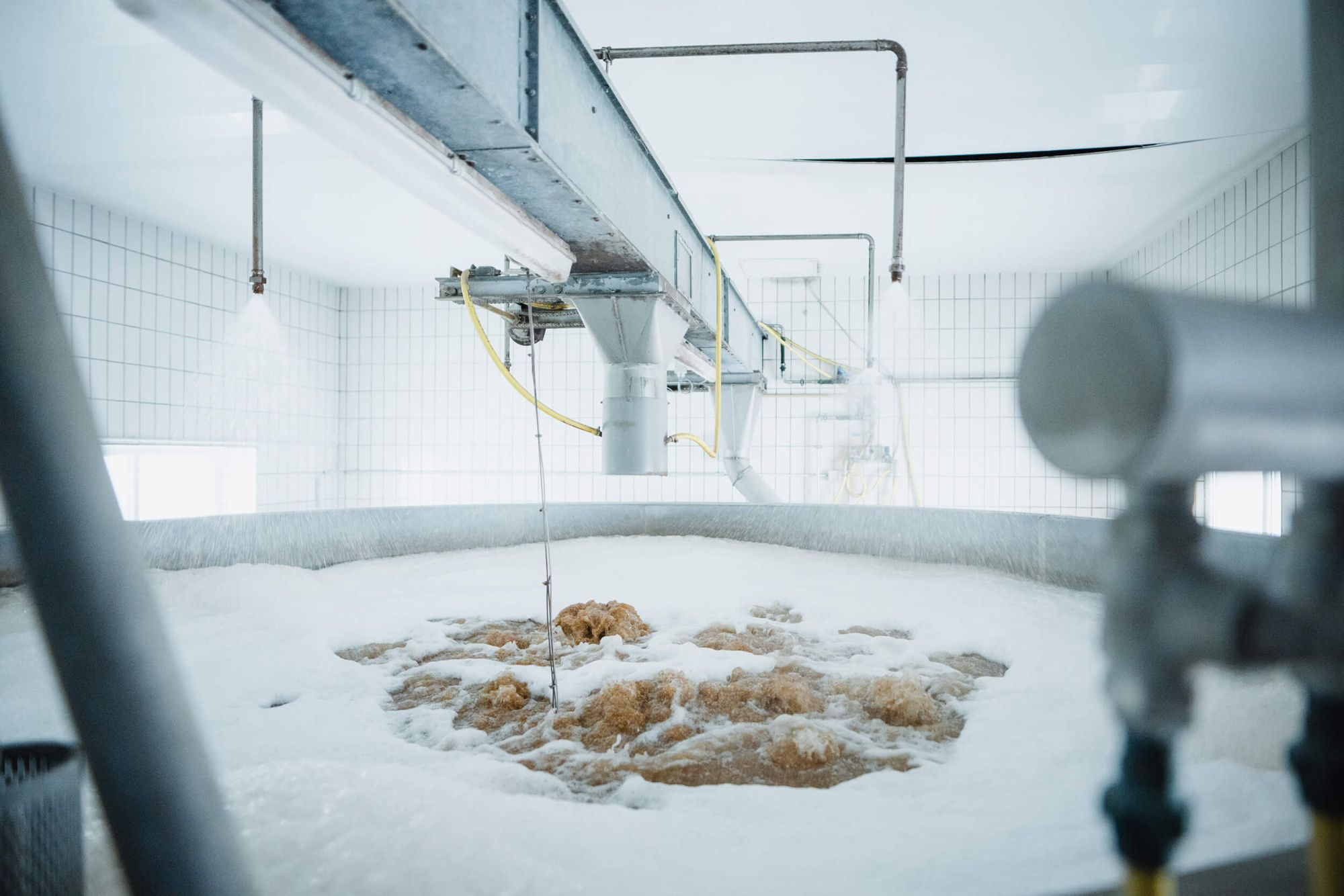 Steeping system for moistening barley in the malting process of malting technology